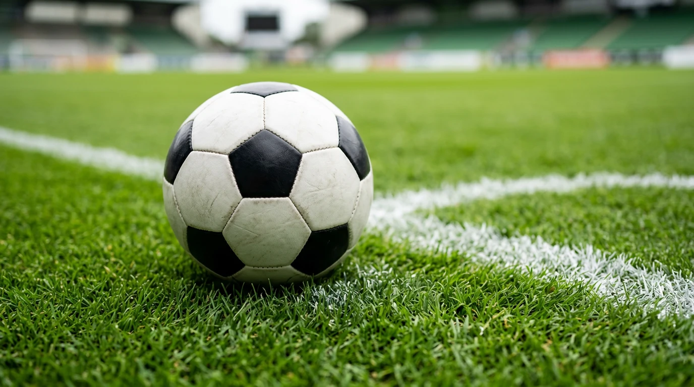 Fotbalový míč na zeleném trávníku profesionálního hřiště